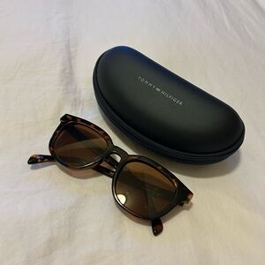 Tommy Hilfiger Brown tortoise Sunglasses with Black Case
